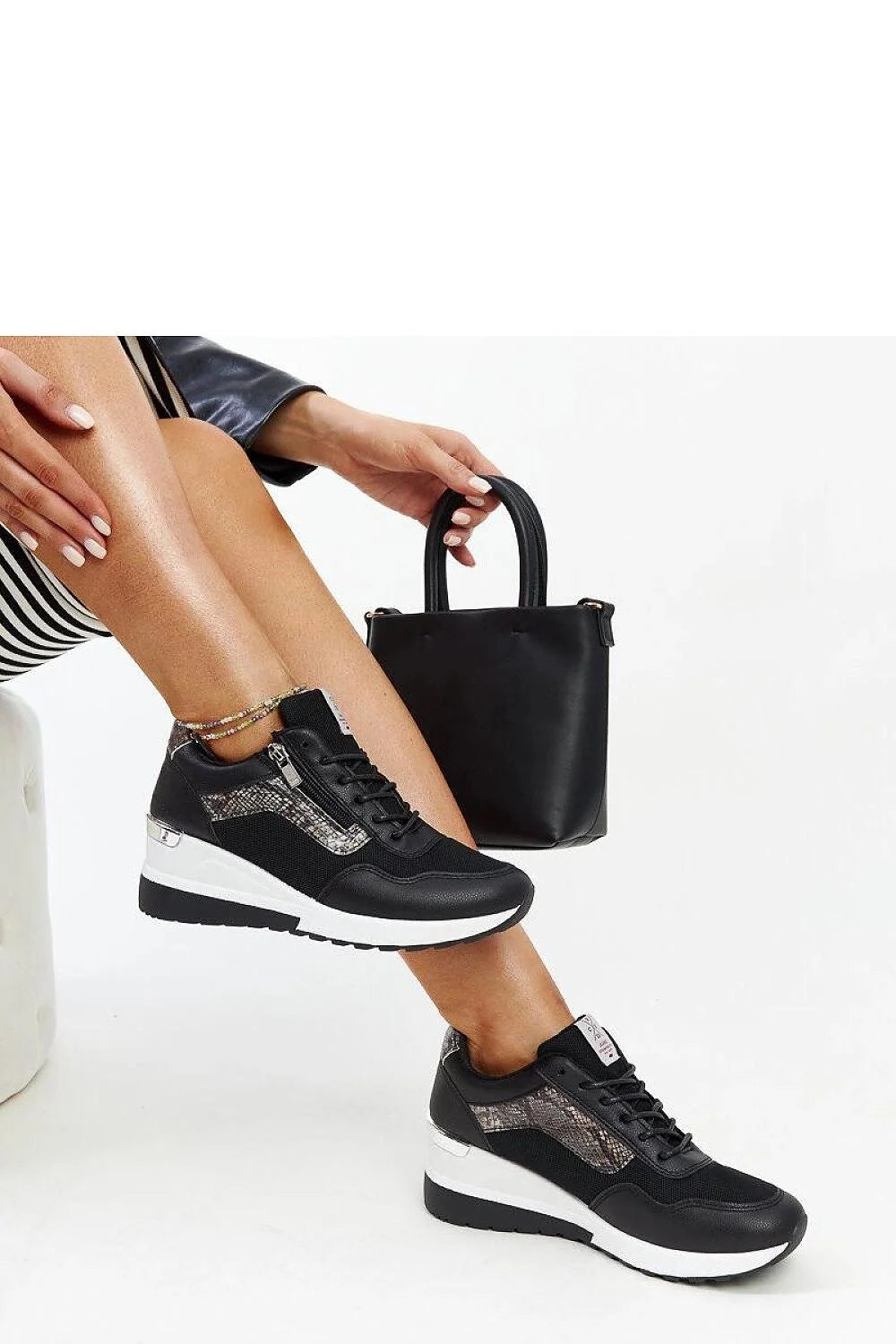 baskets femme sneakers compensées noires bicolores plateforme semelle crantée tige cuir synthétique mesh empiècements imitation python
