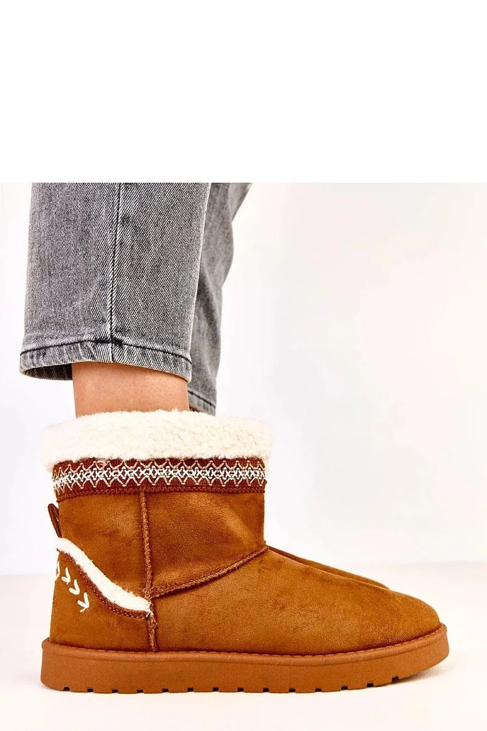 bottes fourrées femme suédine cognac bout rond slipon enfilage doublure sherpa blanc cassé broderie jacquard décorative semelle antidérapante