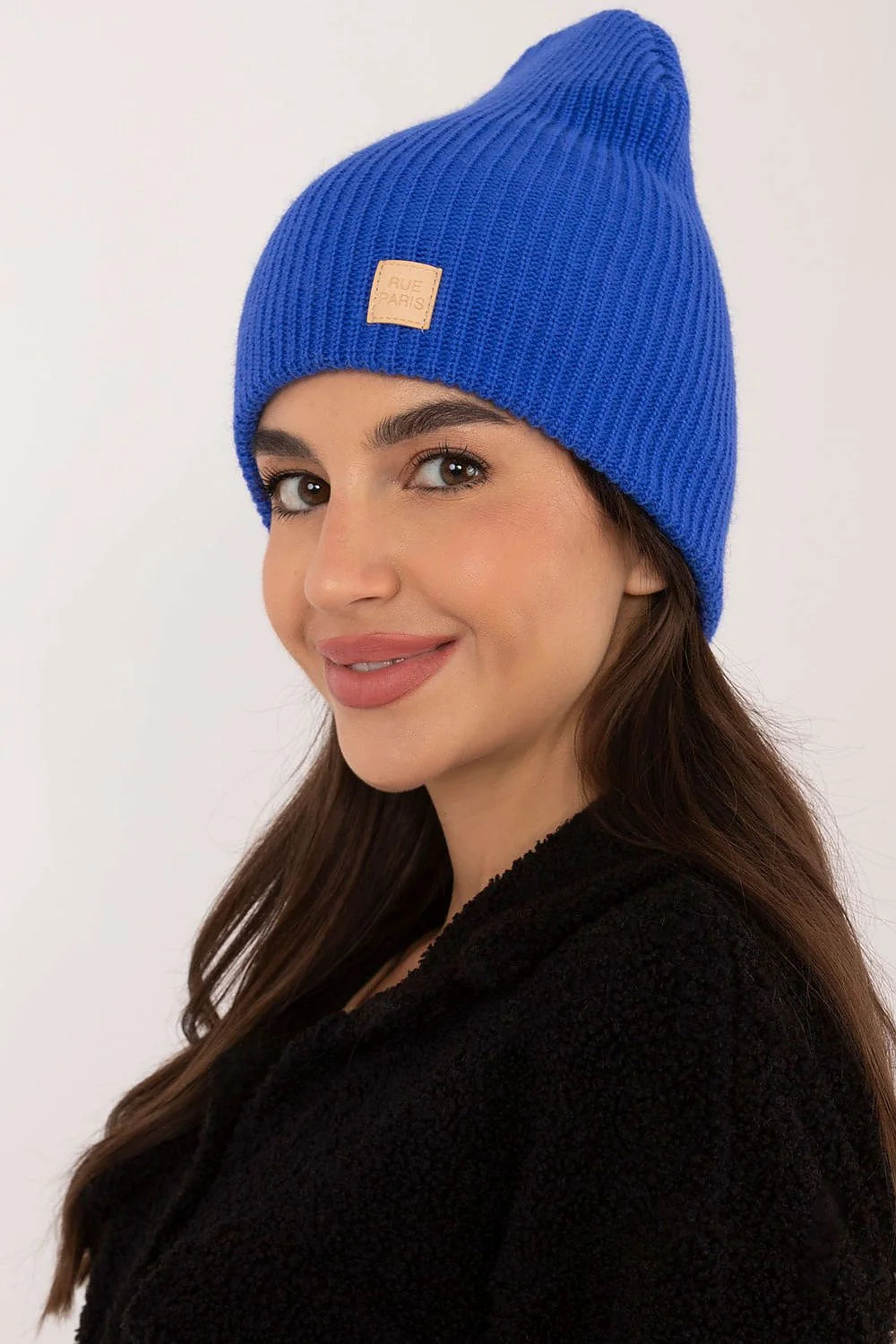 Bonnet femme Rue Paris moderne casual bleu vif tricot côtelé acrylique doux écusson cuir hiver élégant tendance