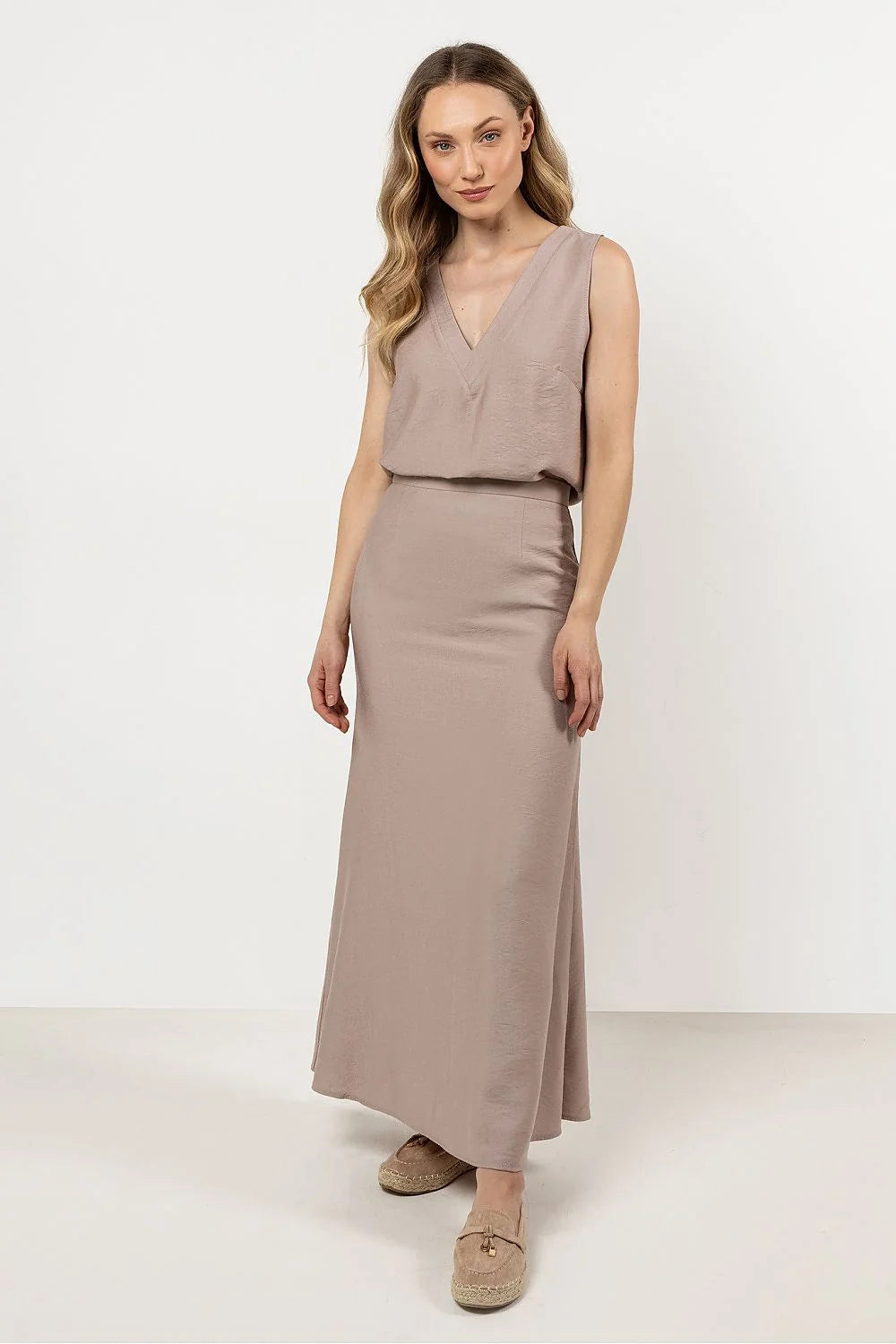 Robe longue sans manches col V style minimaliste femme matière légère fluide couleur neutre polyvalente