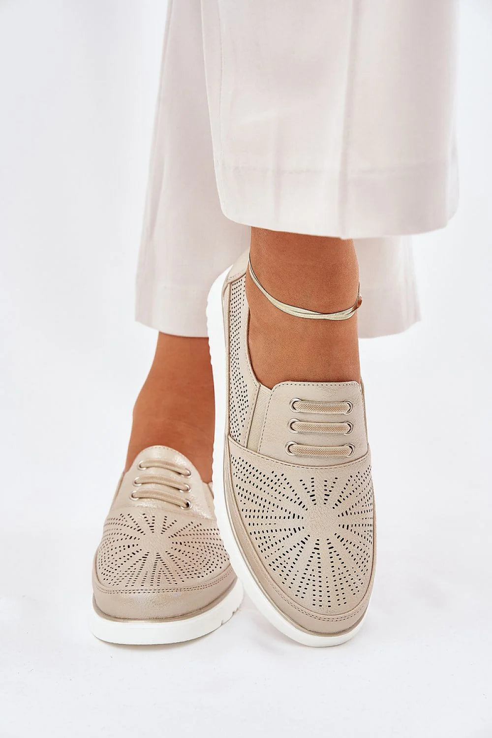 mocassins femme beige nude cuir synthétique métallisé perforations étoiles semelle compensée blanche crantée amortissante élastiques décoratifs oeillets argentés rembourrée intérieure