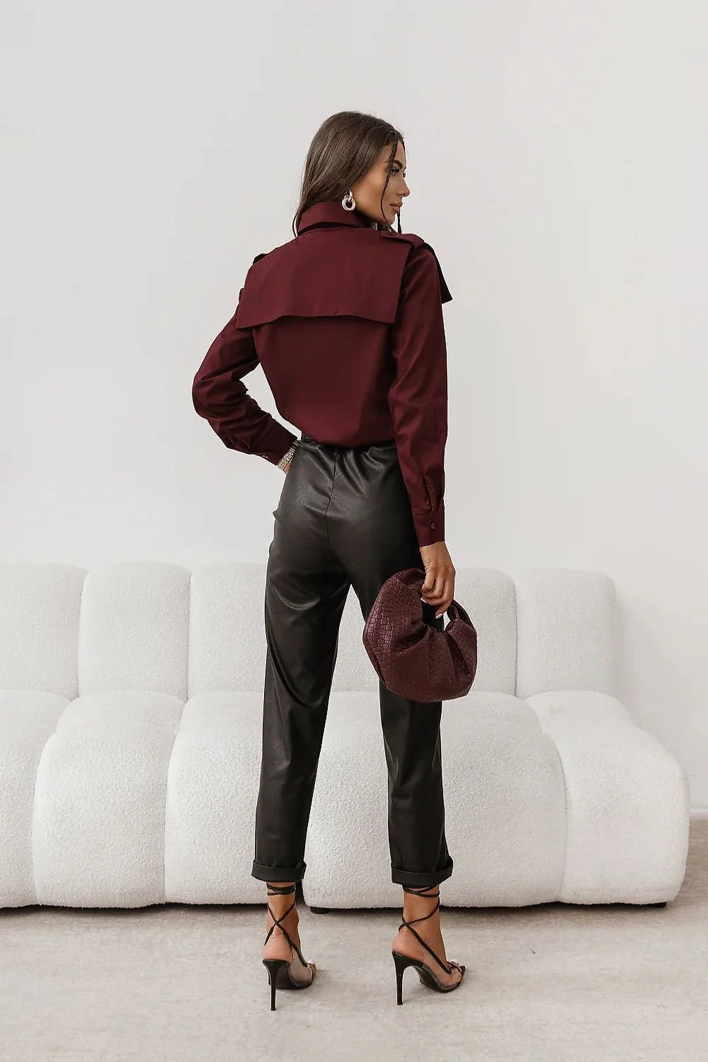 chemise milo bordeaux satinée fluide manches longues poignets boutonnés col lavallière empiècement cape coupe droite chic confortable stretch coton élégante