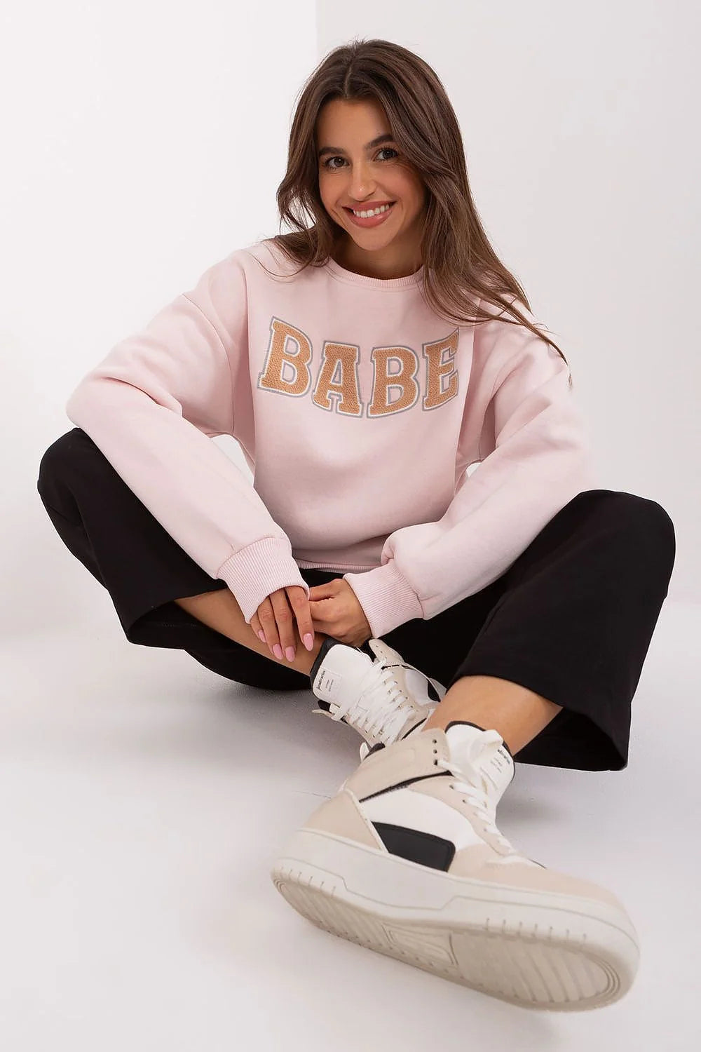 Sweatshirt femme style urbain motif BABE en lettres majuscules couleur rose pâle coton polyester coupe ample manches longues col rond