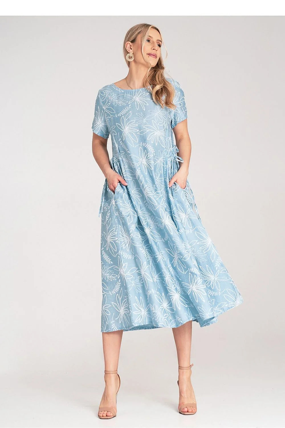 Robe de jour Figl motif floral manches courtes taille ajustable robe mi-longue évasée couleurs bleu clair blanc poches latérales