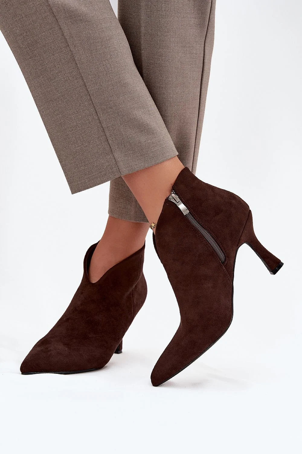 bottines femme suède écologique marron chocolat talon fin bout pointu tige asymétrique fermeture éclair latérale élégante habillée confortable stylée moderne