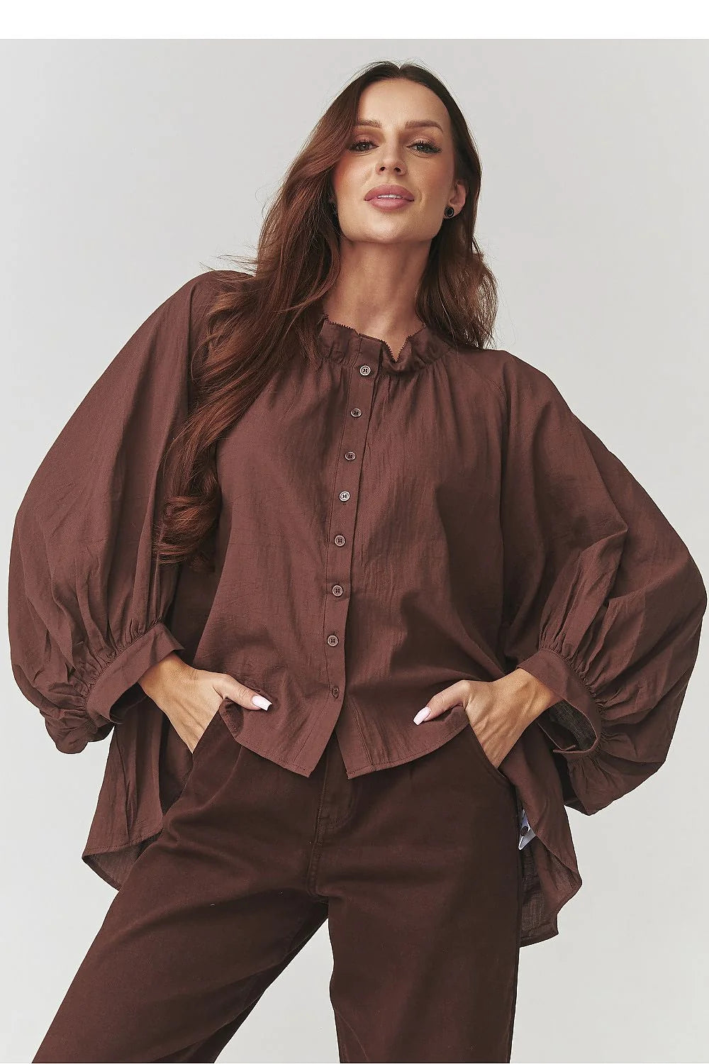 chemise oversize femme coton manches ballon poignets froncés col classique boutonnière coupe asymétrique ourlet dos fluide bohème marron