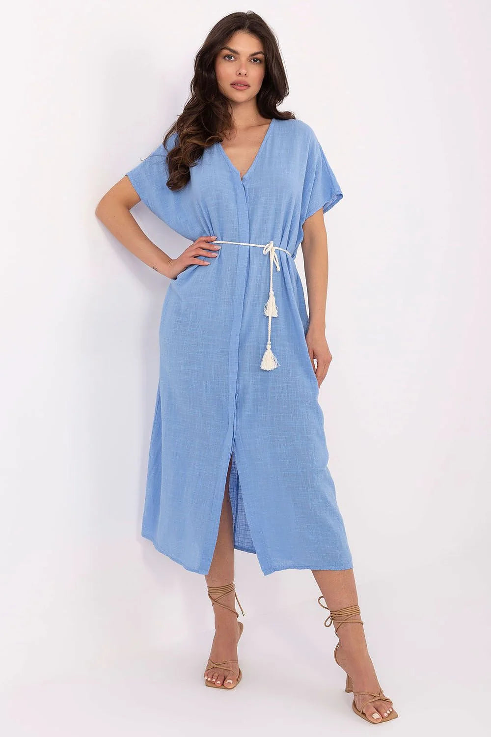 Robe boho-chic été longue en gaze de coton bleu clair avec ceinture à pompons encolure V et fente
