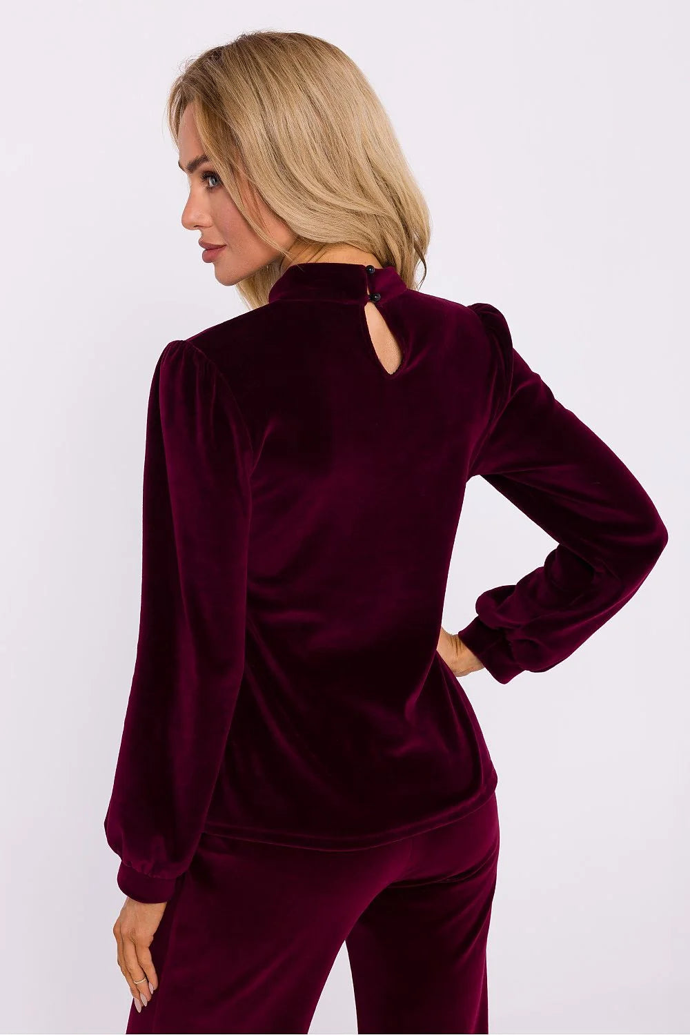 chemisier velours bordeaux profond doux brillant luxueux col V manches longues bouffantes élastiquées poignets coupe ajustée