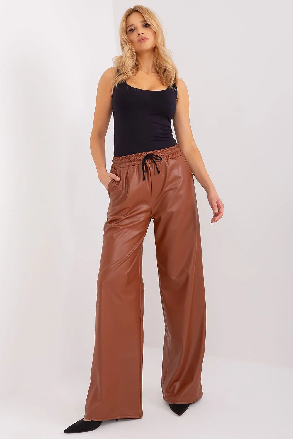 pantalon long Lakerta simili cuir cognac taille haute élastique cordon noir jambe large coupe ample brillant vegan poches latérales confort