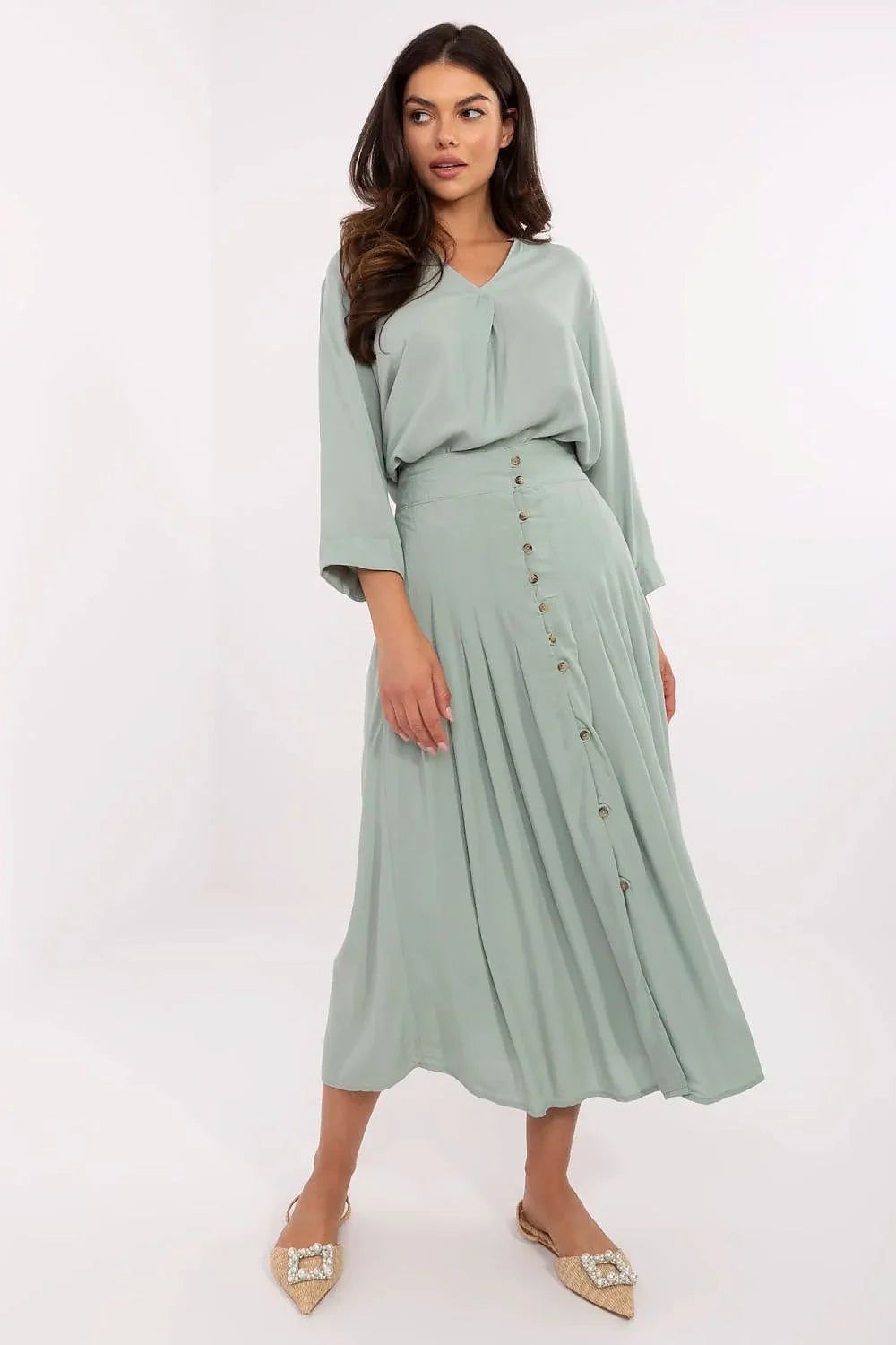 Jupe Sublevel en viscose écologique, couleur vert pastel, longueur midi, coupe fluide, boutons décoratifs, taille haute, élastique cousu, fermeture éclair latérale, mode féminine élégante
