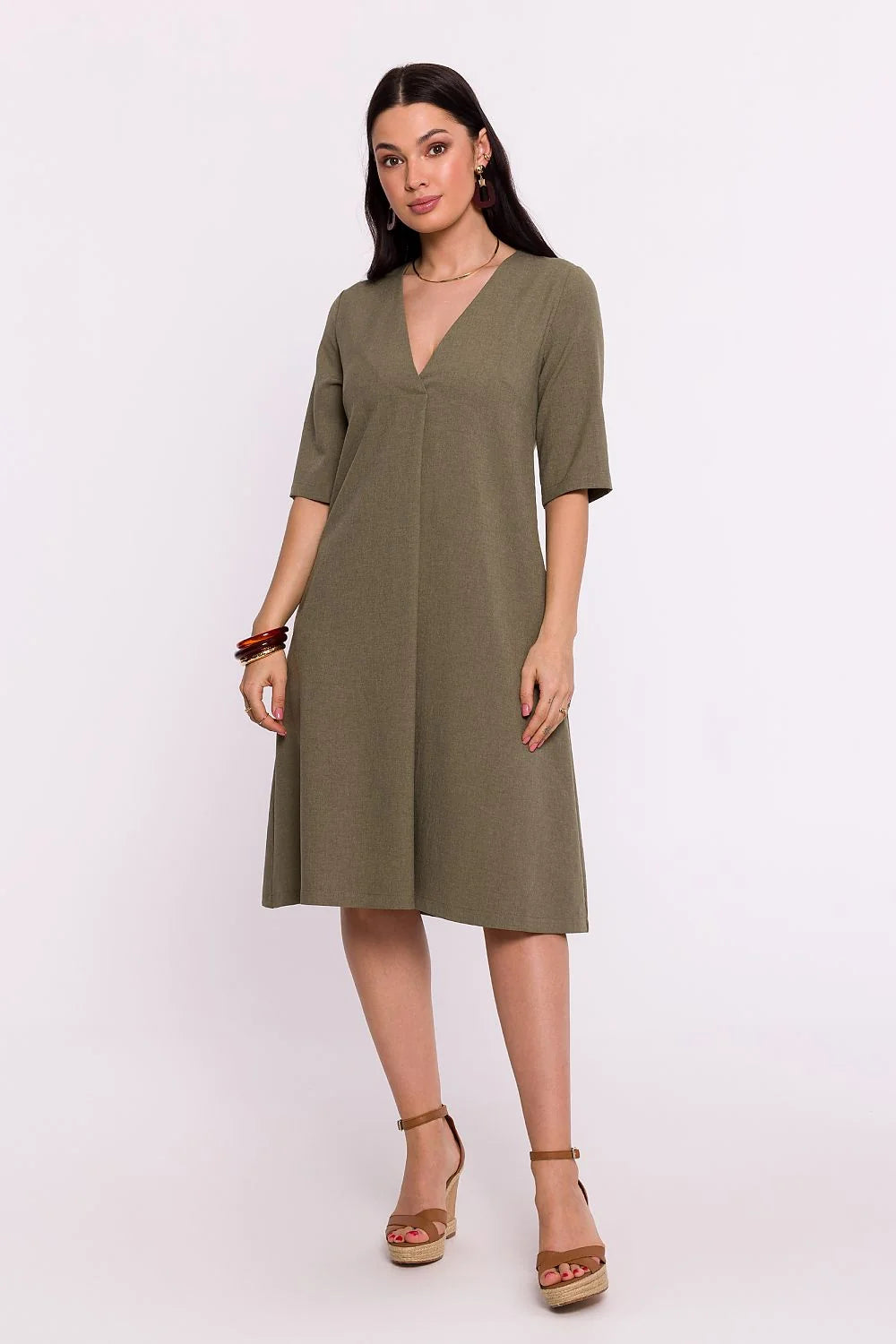 Robe de jour Be Wear en tissu mélange coton-lin mi-longue couleur marron-olive encolure V manches mi-longues silhouette évasée sans motifs