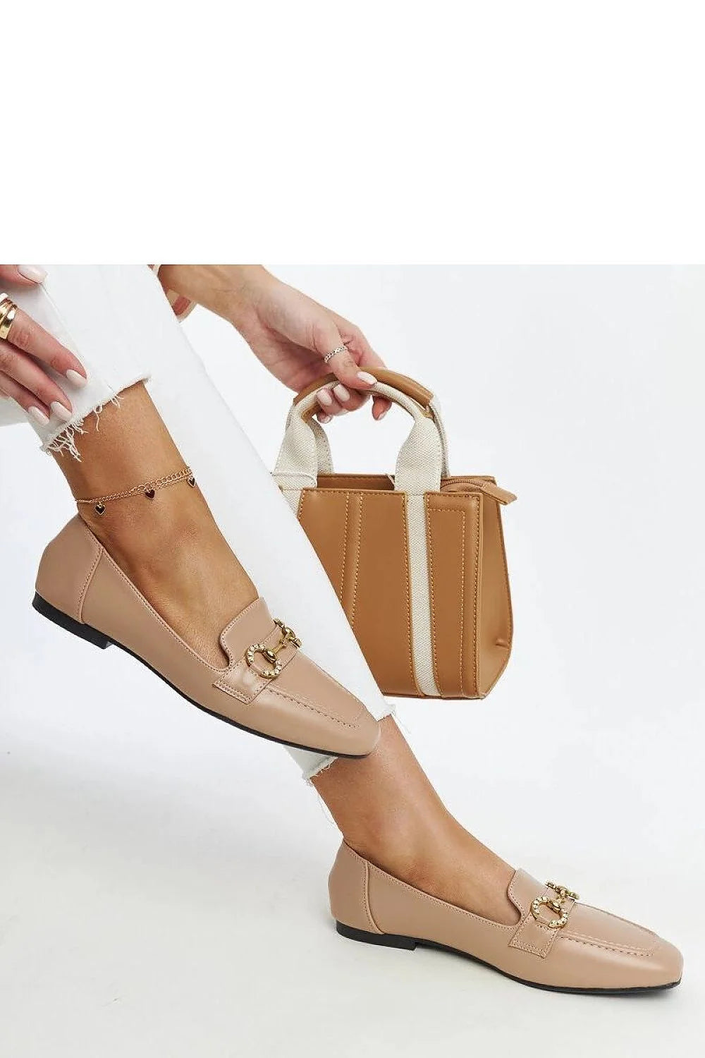 Mocassins pour femme classique élégant cuir écologique beige boucle métallique dorée semelle noire printemps été