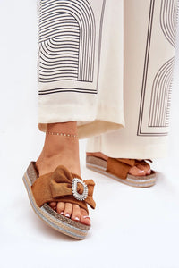 sandale compensée plateforme mule suédine camel nœud strass boucle ovale argentée semelle multicouches jute pailletée maintien confort élégance bohème chic