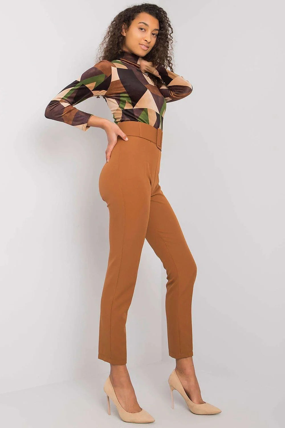 Pantalon femme polyester taille haute rétro moderne ceinture intégrée silhouette élégante confort mode intemporel