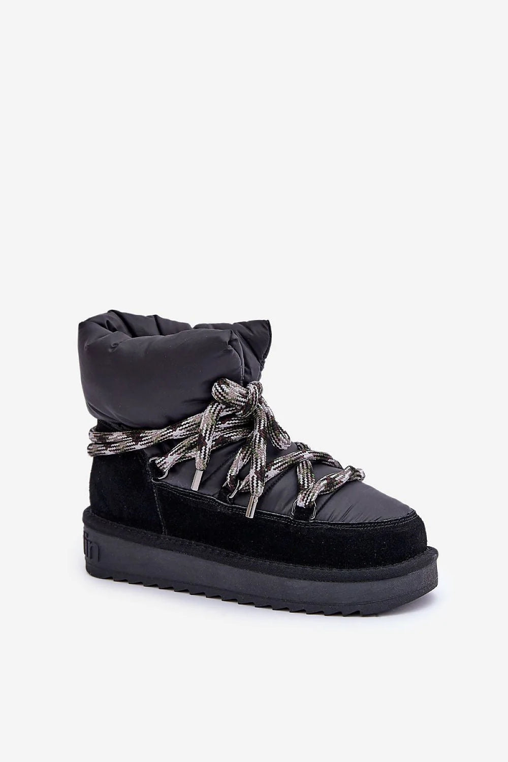 Bottes de neige modernes pour femme en cuir suédé et daim, style après-ski, design volumineux, couleur noire, lacets bicolores, doublure fourrure, semelle crantée en caoutchouc, hauteur 15.5 cm, idéales pour l'hiver