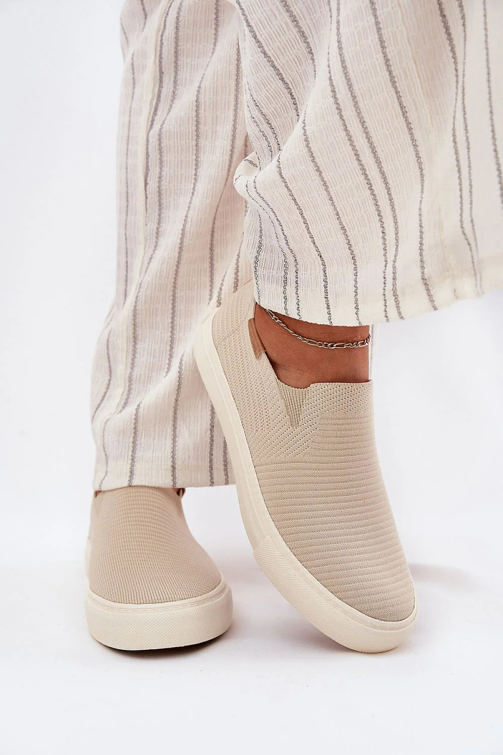 Baskets femme slip-on en tissu respirant beige élastiques bout rond semelle caoutchouc confortables occasionnels