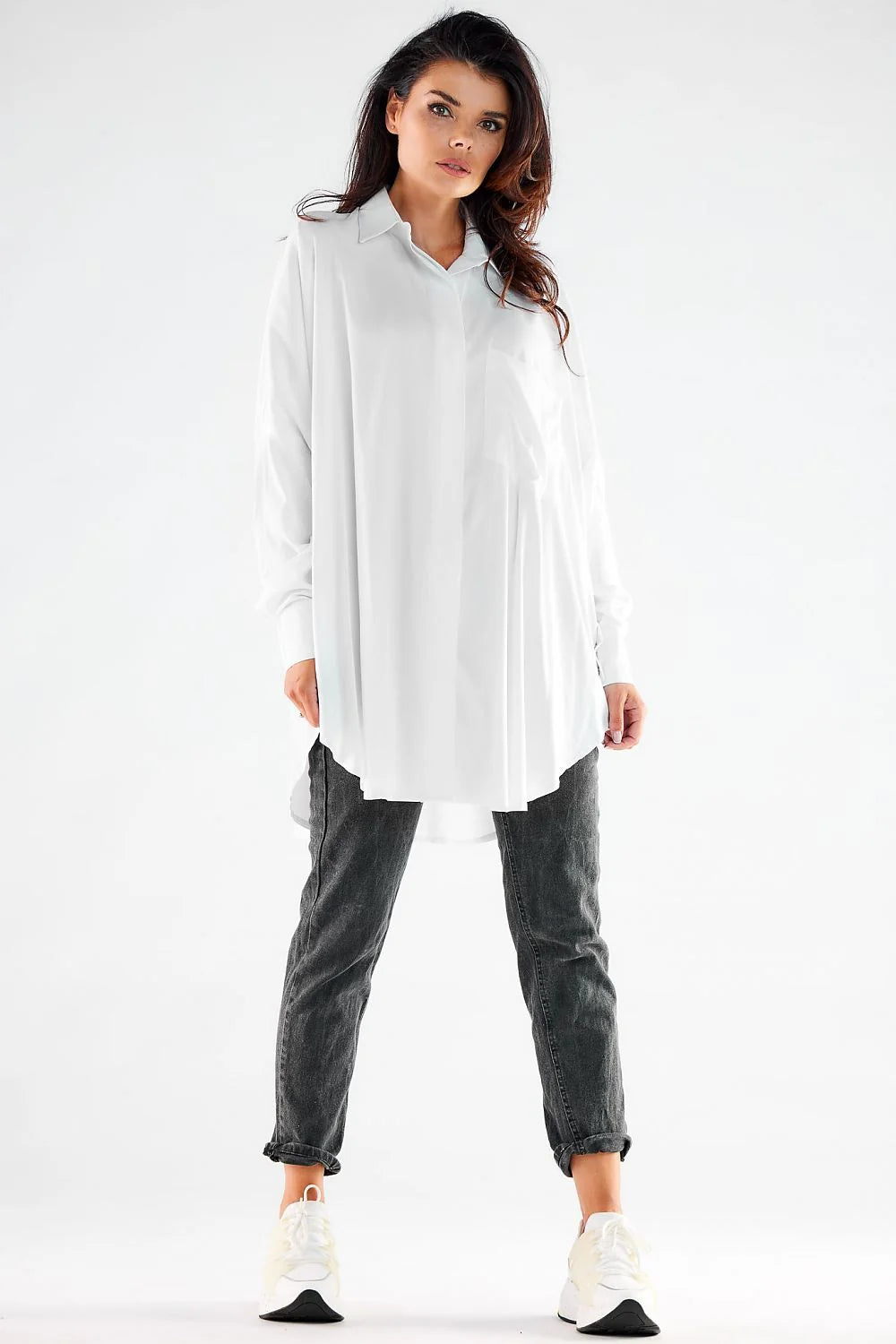 chemise femme oversize manches longues tissu fluide blanc pur coupe ample col structuré poignets larges dissimulés