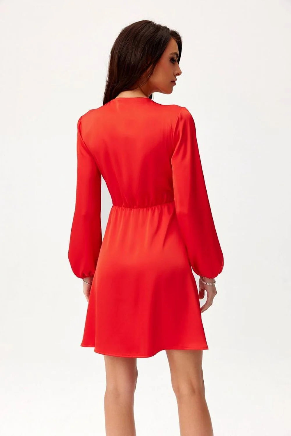 Robe de cocktail élégante en satin rouge longueur au-dessus du genou manches longues en V dos portefeuille pour femme