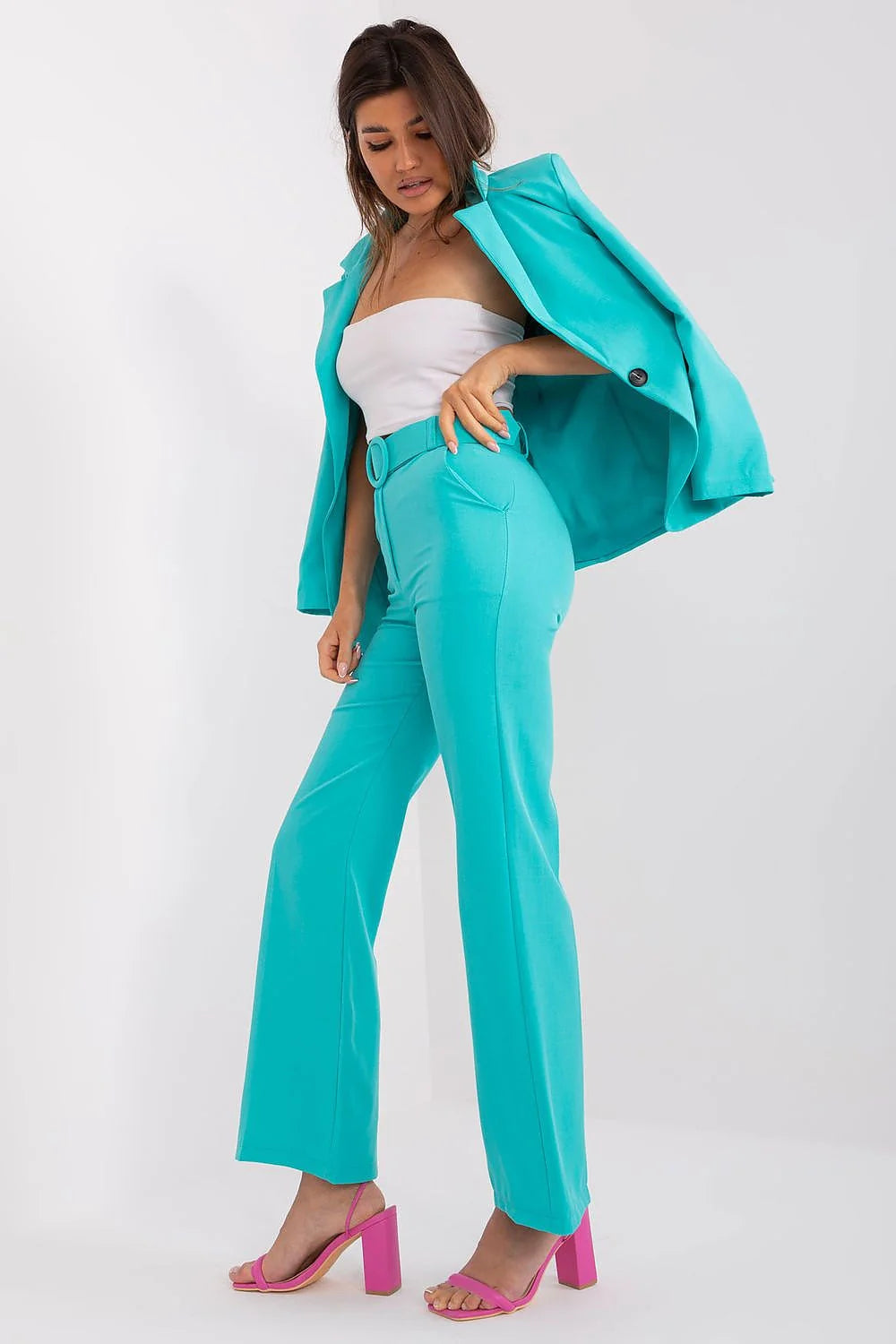 Ensemble femme chic modern design veste cropped pantalon évasé couleur turquoise haut bandeau blanc polyester spandex