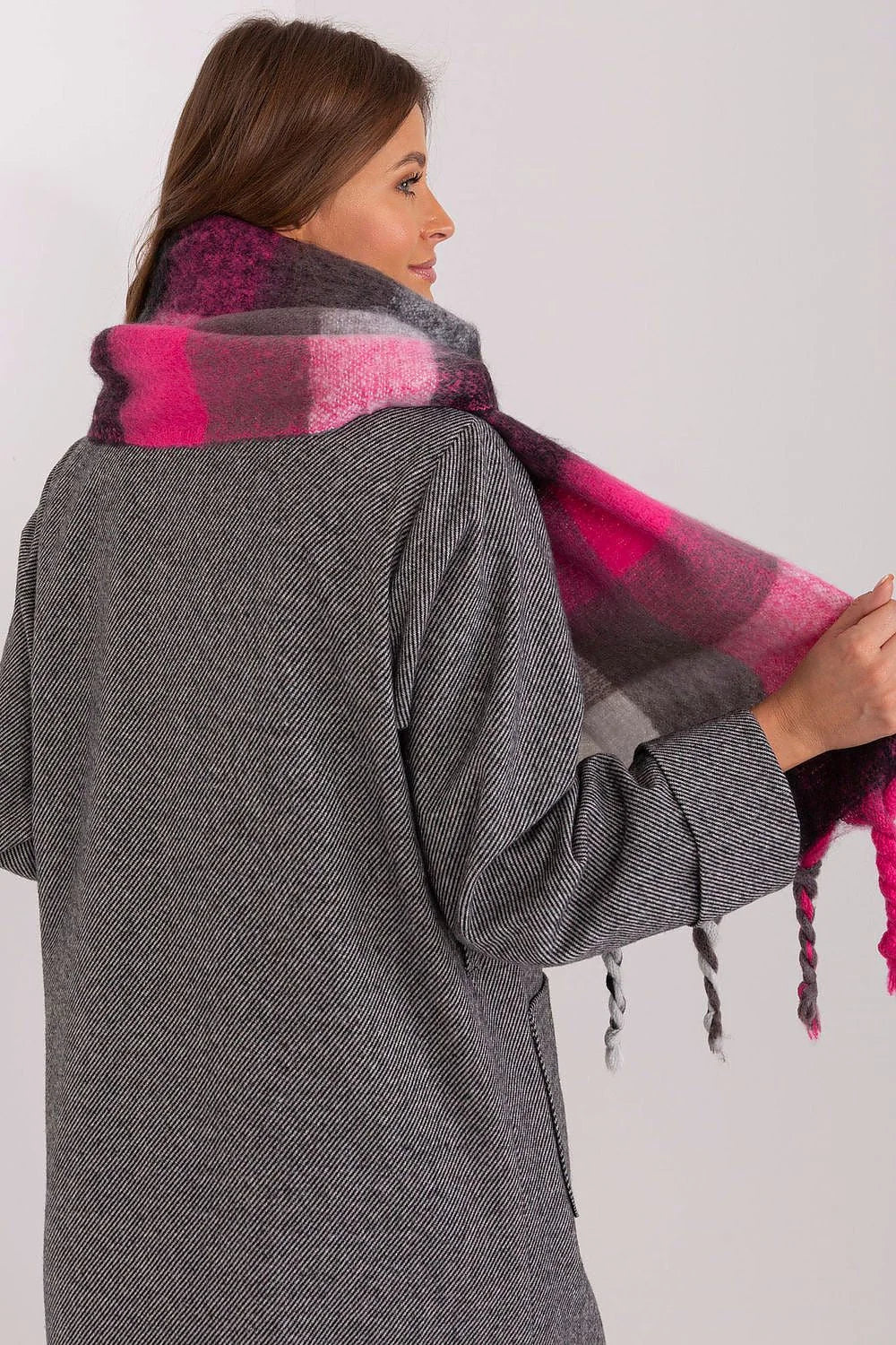 Écharpe longue à carreaux colorés pour femmes, style chic et moderne, matériau polyester doux, franges torsadées, pompons, automne-hiver, versatile, épuré, tendance, mode accessoire