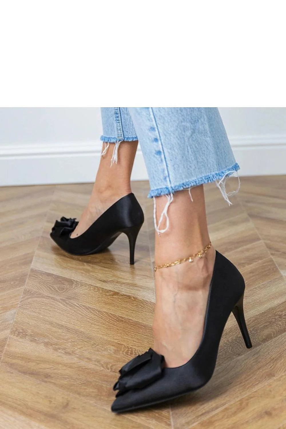 escarpins noirs satinés talons aiguilles 9cm stiletto élancés bout pointu noeud fleur textile slipon silhouette féminine sensuelle confort cuir