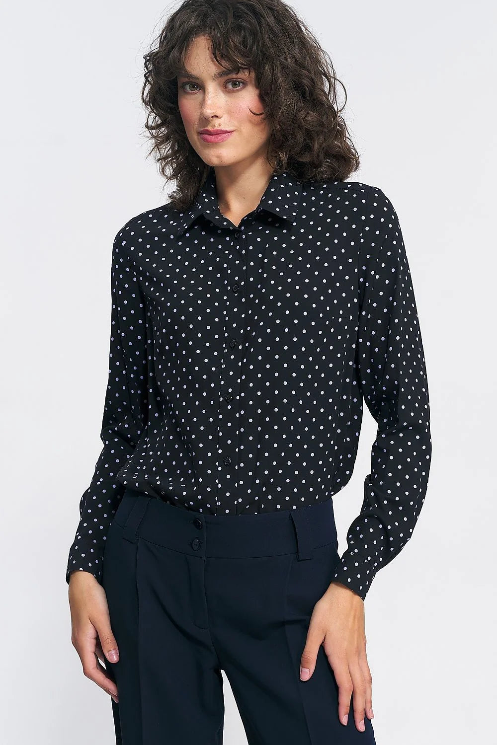 Chemise élégante pour femme manches longues col classique motif pois noir et blanc viscose 100% tailles 34-42