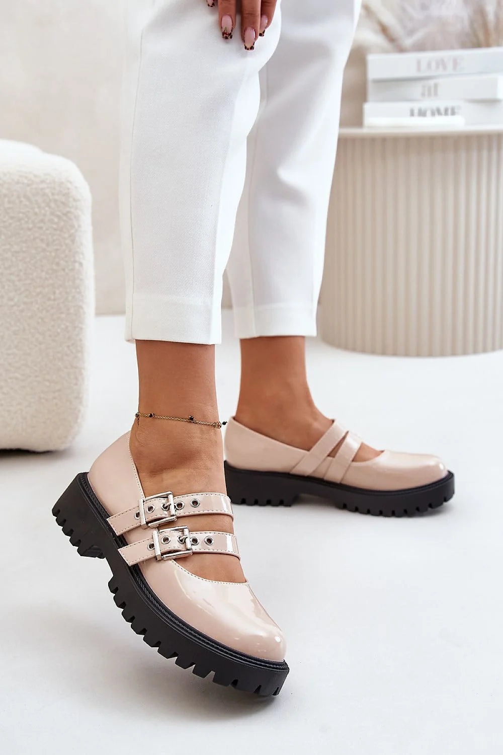 Chaussures Mary Jane femmes style moderne élégant tige vernie effet cuir semelle épaisse bride ajustable boucle métallique couleur nude rosée