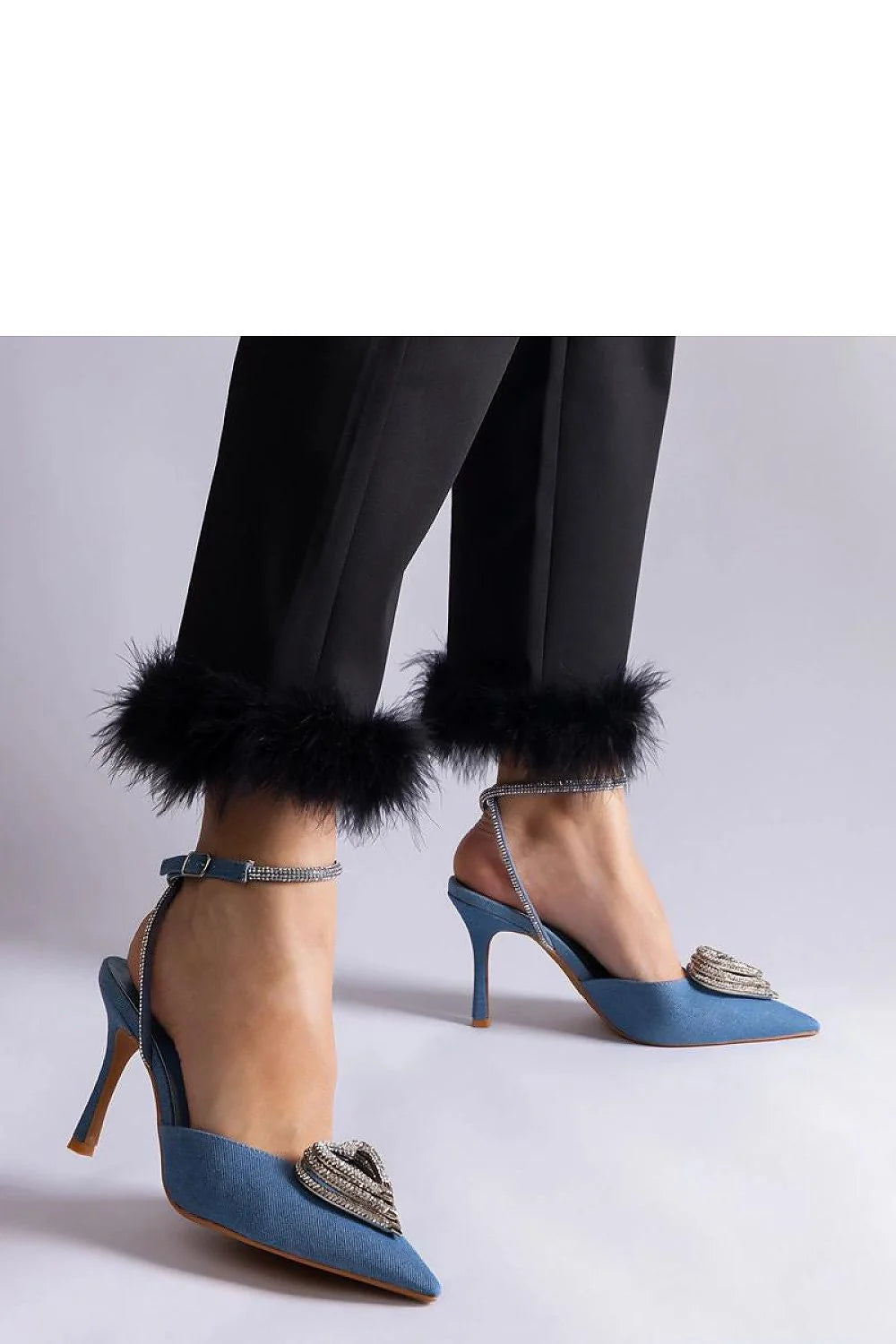 escarpins talons aiguilles bleu pâle daim pointus bride cheville strassée boucle bijou coeur cristaux élégance soirée mariage cérémonie glamour sophistiqués