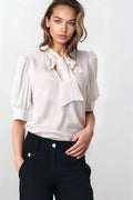 chemisier femme lavalliere satin fluide ivoire noeud large encolure fermee manches bouffantes poignets boutonnes coupe droite viscose confortable