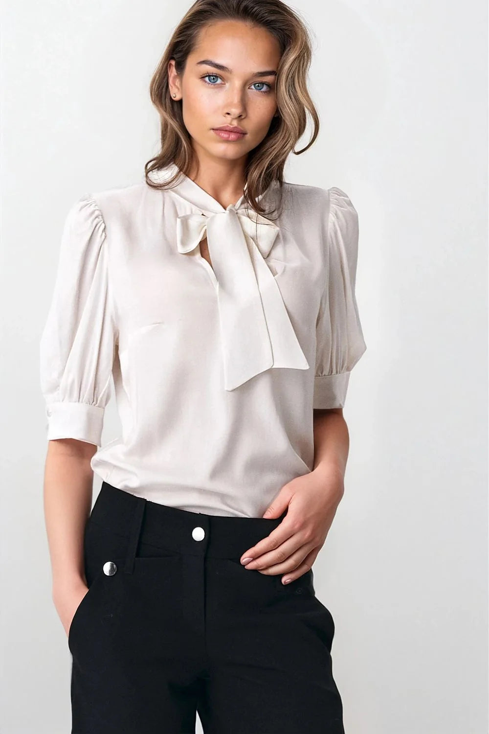 chemisier femme lavalliere satin fluide ivoire noeud large encolure fermee manches bouffantes poignets boutonnes coupe droite viscose confortable