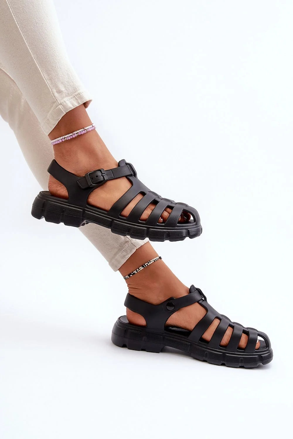 Sandales femmes design moderne épaisse semelle matériau synthétique noir confortable style urbain occasions estivales