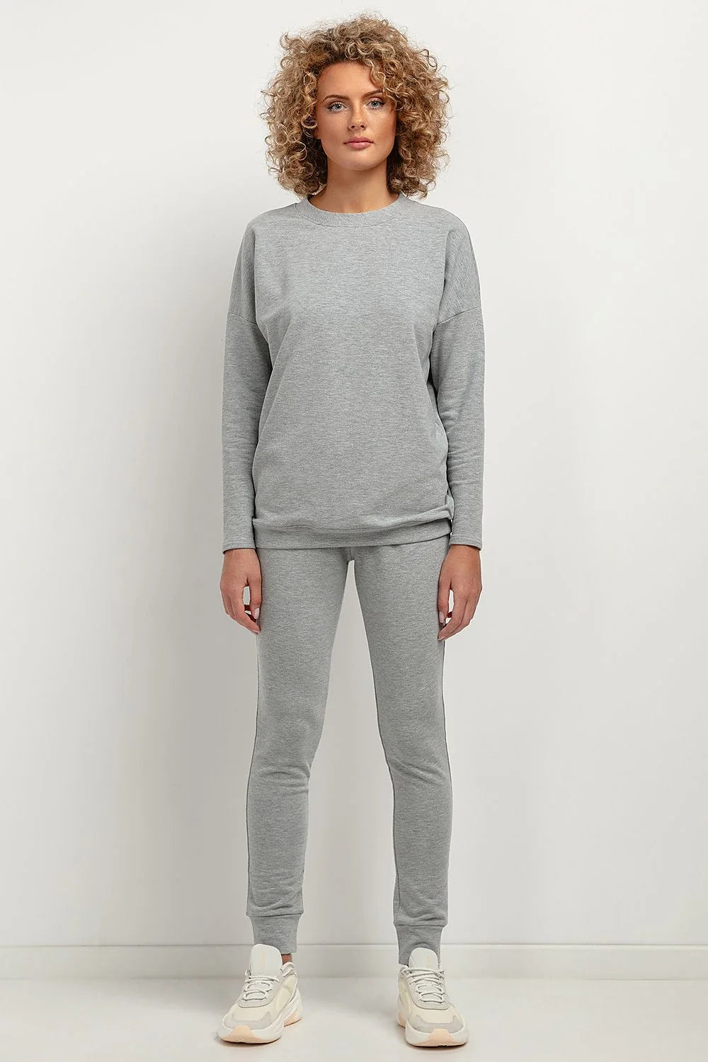 Ensemble décontracté pour femme en coton-polyester gris clair, style minimaliste, coupe ample et confortable, pantalon ajusté, tissu doux, idéal pour la maison ou les sorties