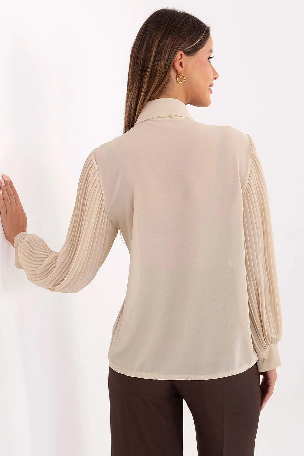 chemise femme manches longues col lavallière plissée mousseline beige volants superposés nœud décoratif bouffantes poignets ajustés coupe fluide ample