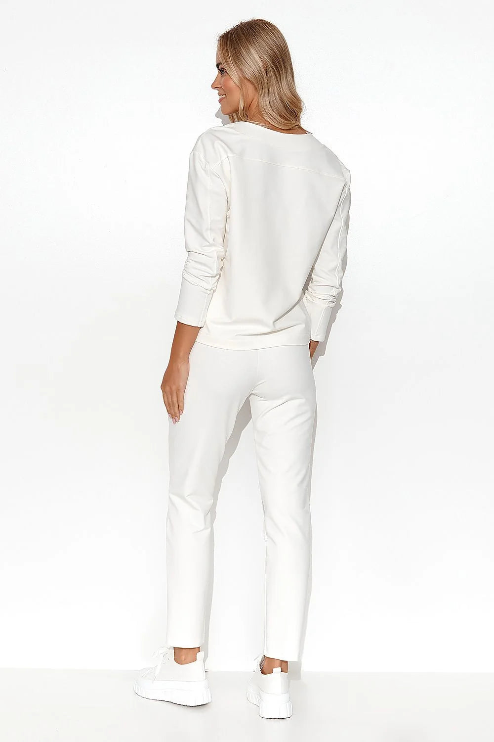 Ensemble Makadamia pour femme, chemisier V-neck longues manches, pantalon droit, logo M, couleurs neutres, style business chic, matière haute qualité, polyvalent