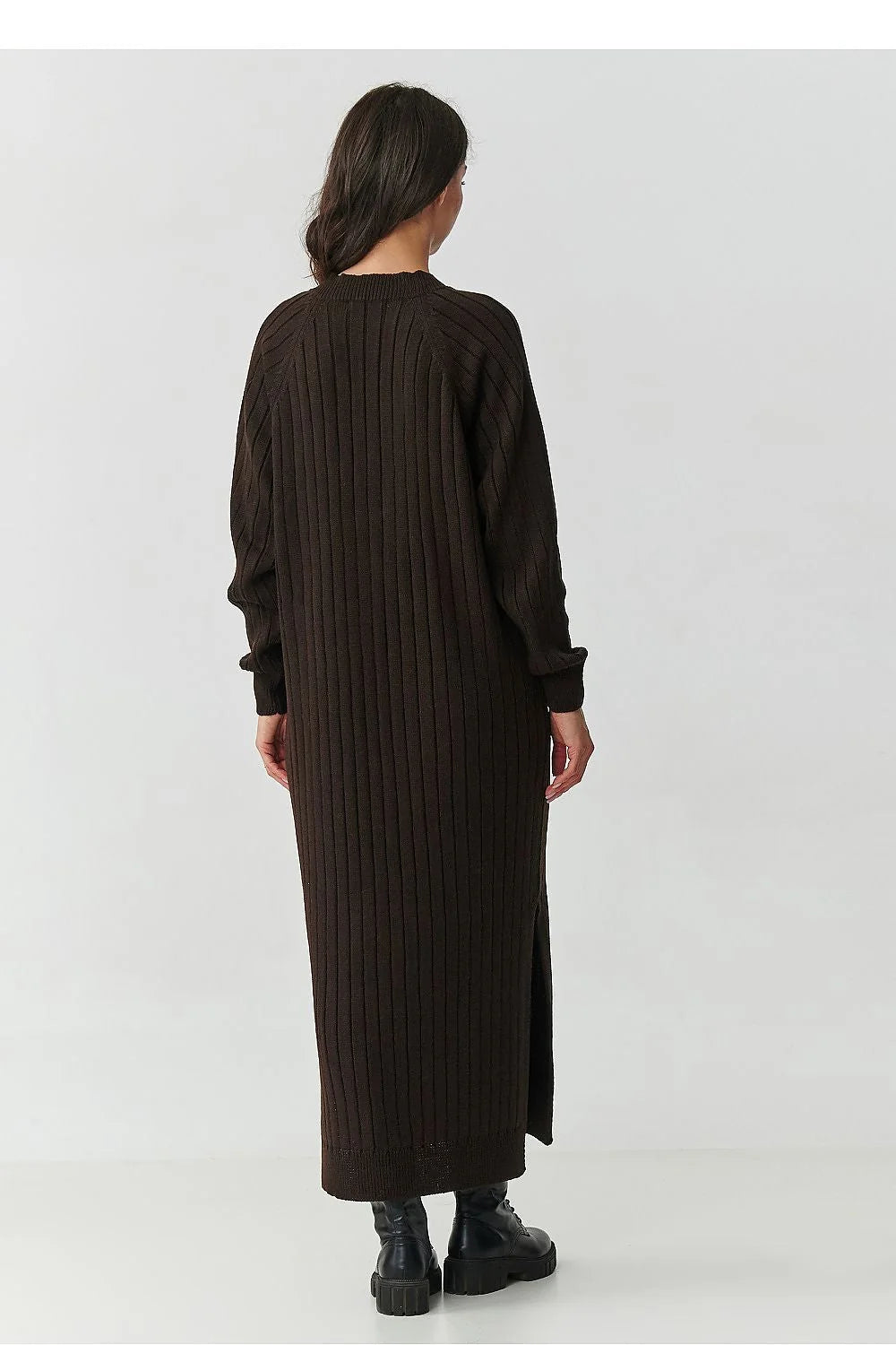 robe pull longue maille côtelée acrylique douce chaude confortable coupe ample col V profond fentes latérales bottines chic