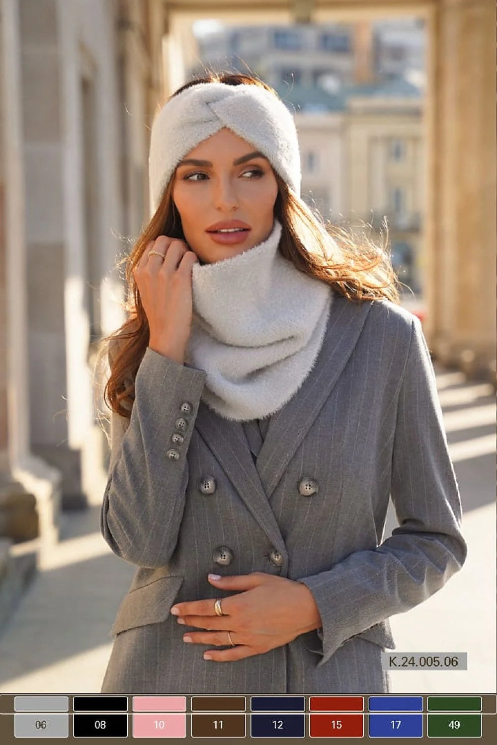 Bandeau Kamea Yoshi Fluffy Grey damassé hiver polyamide doux poils fins boucle élégante associé manteau double boutonnage col plat épaulettes subtiles