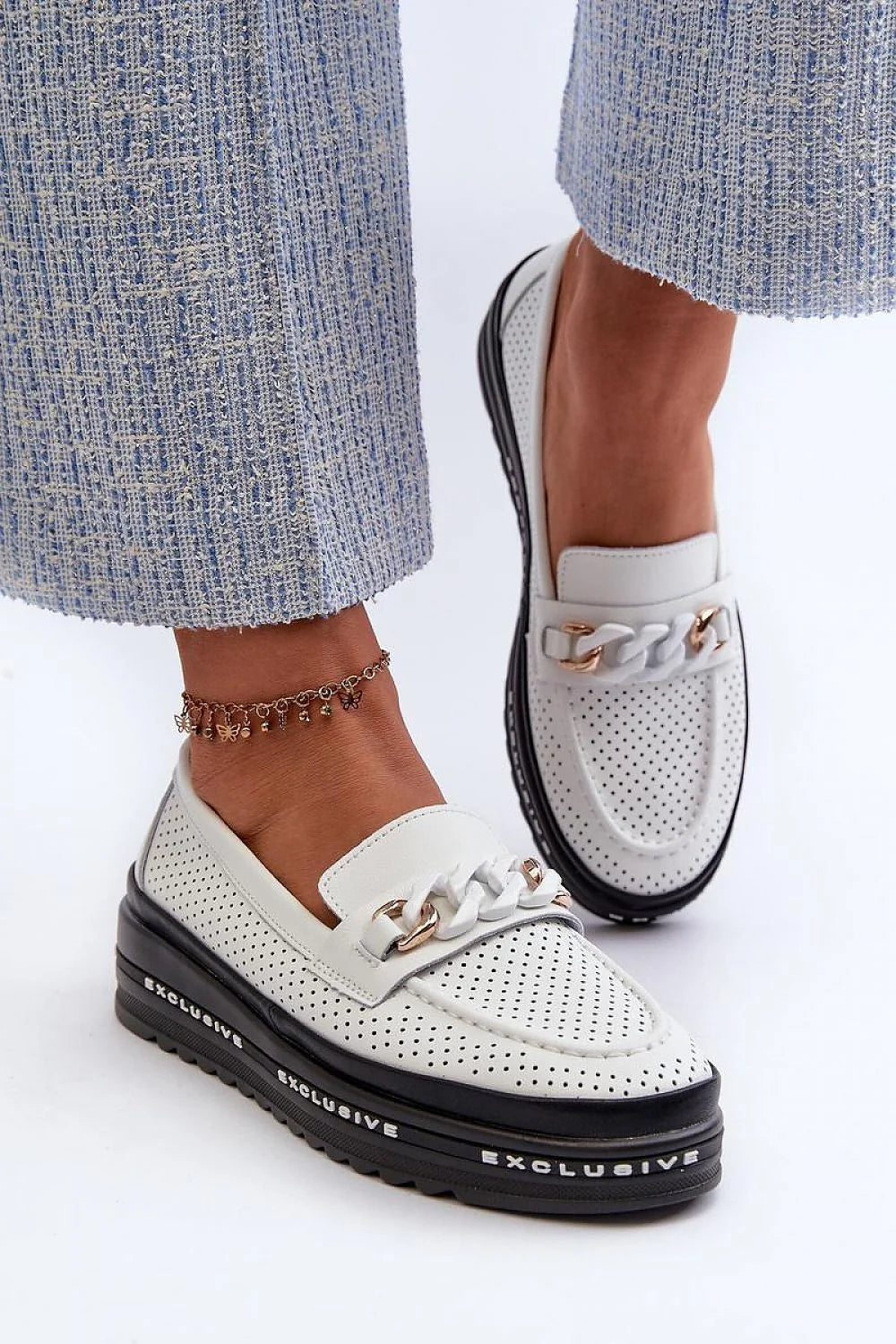 Mocassins pour femmes cuir blanc semelle noire chaîne dorée plateforme confort design moderne elegance