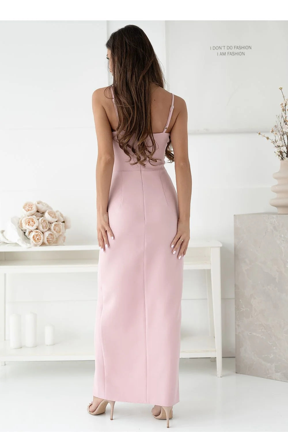 robe soirée longue élégante satinée rose poudré bustier croisé décolleté V bretelles fines taille cintrée fente haute