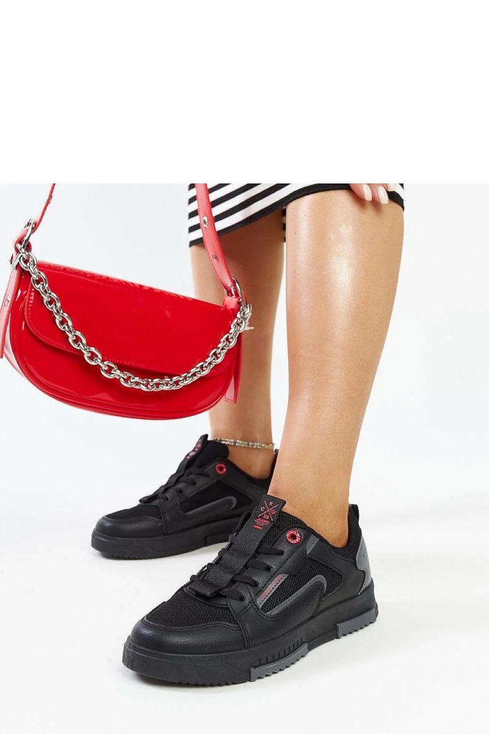 Baskets modernes pour femmes, design urbain, cuir synthétique, semelle caoutchouc, confort, style sportif, look décontracté, mode, qualité, occasions multiples, baskets basses, lacets noirs, logo rouge, finitions soignées