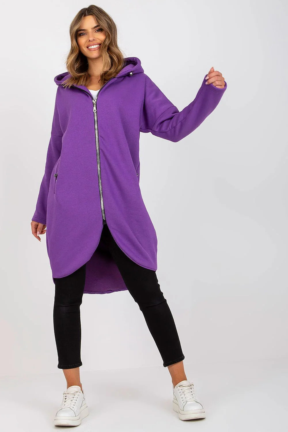Manteau pour femmes design moderne audacieux couleur fuchsia vif coupe oversize matériau structuré fonctionnalité confort