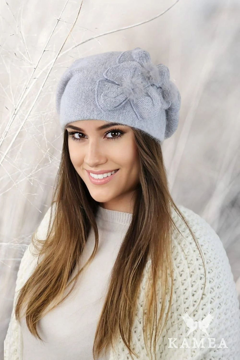 béret kamea angora laine gris clair maille douce bord rabattu forme arrondie floral relief pompon fourrure zircons élégant féminin intemporel