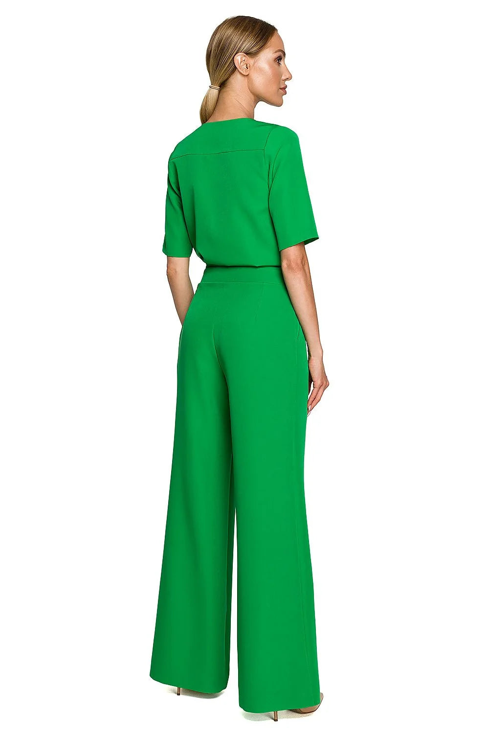 Combinaison moderne vert vif crêpe fluide manches courtes décolleté V lanière décorative pantalon palazzo plis poches latérales style