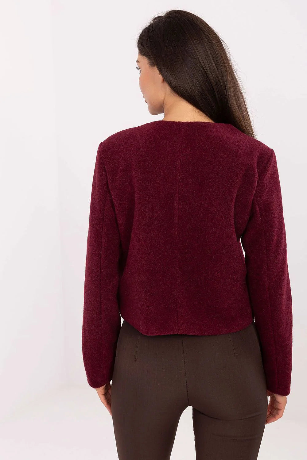 blazer femme court bouclé bordeaux profond coupe droite boxy col rond manches longues boutons dorés texturés poches rabatées