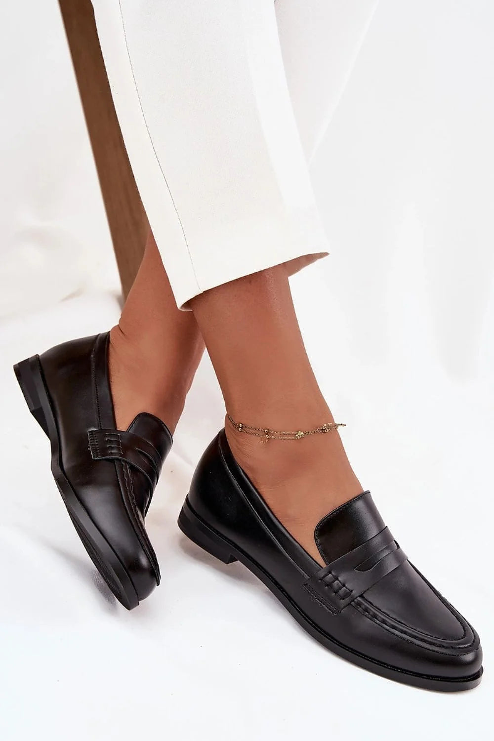 mocassins femme simili cuir noir penny loafer empeigne lisse bout arrondi surpiqûres bride pontée semelle plate talon bas