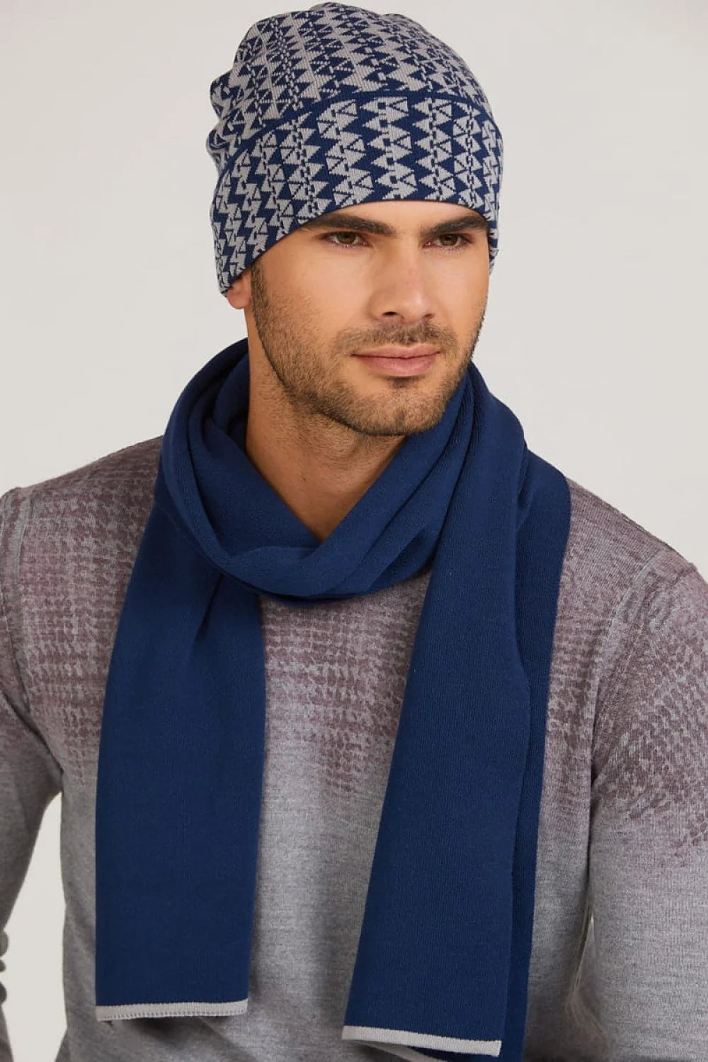 Bonnet Kamea femme motif géométrique bleu marine gris clair tricot laine acrylique coupe ajustée finitions soignées badge métallique écharpe assortie hiver