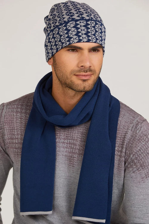 Bonnet Kamea femme motif géométrique bleu marine gris clair tricot laine acrylique coupe ajustée finitions soignées badge métallique écharpe assortie hiver