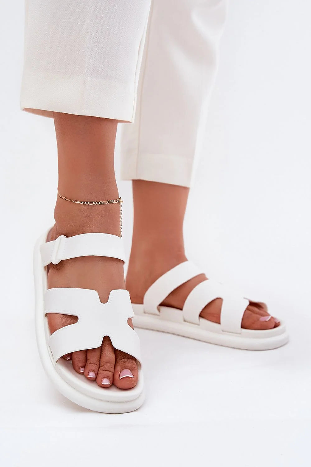 Clacquettes Step in style pour femmes, sandales blanches modernes, design minimaliste chic, semelle caoutchouc confortable, bride croisée ajustable, idéales été plage décontracté