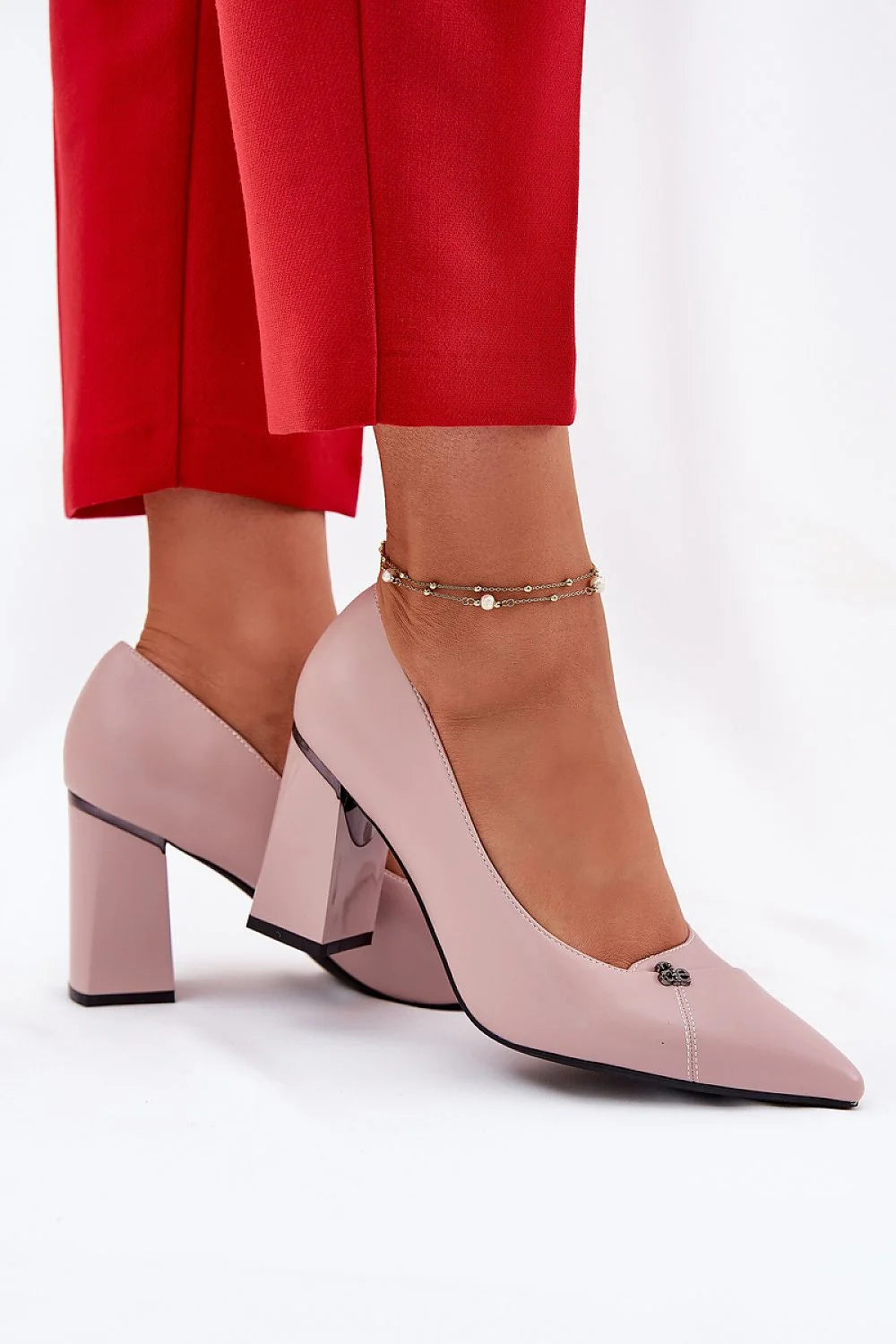 escarpins talon bloc élégance femme cuir verni rose pâle bout pointu semelle noire confort bijou métallique bracelet perlé cheville