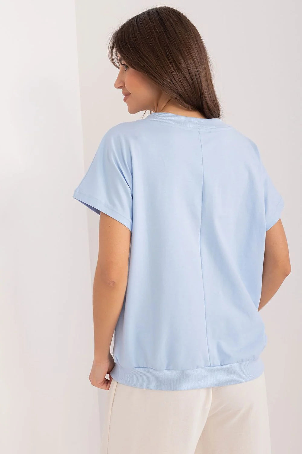 Chemisier féminin décontracté en coton doux bleu ciel encolure en V manches courtes poche brodée Rue Paris