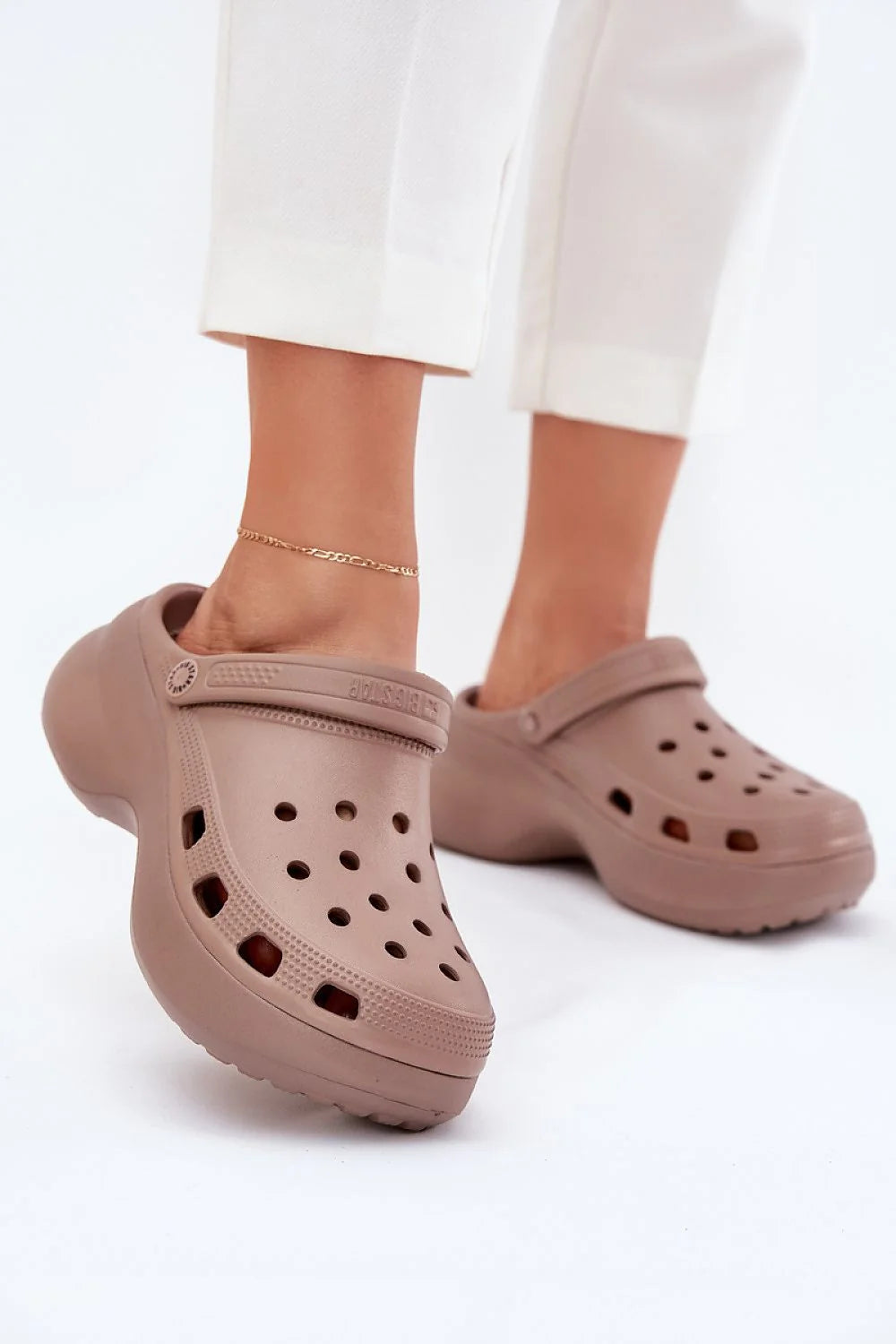 Sandales pour femmes Big Star style contemporain confortable matériau léger semelle épaisse couleurs neutres perforations ajustables